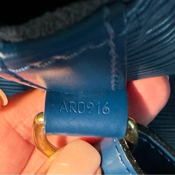 Like new authentic Louis Vuitton blue epi Petit Noe shoulder bag - Picture 5 of 12